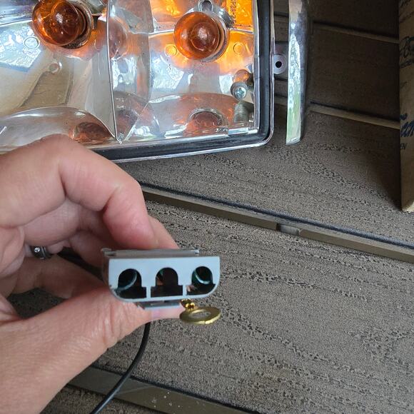 VOLVO 240 244 245 86-90 Turn Signal Light Assembly with wiring RH 1312630 - Picture 3 of 10